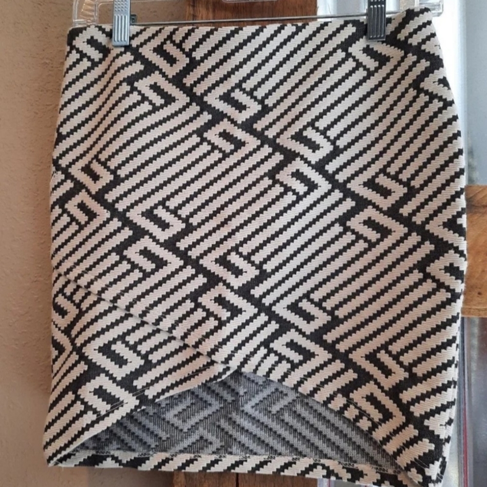 Micro mini cocoon Skirt M zigzag Stradivarious